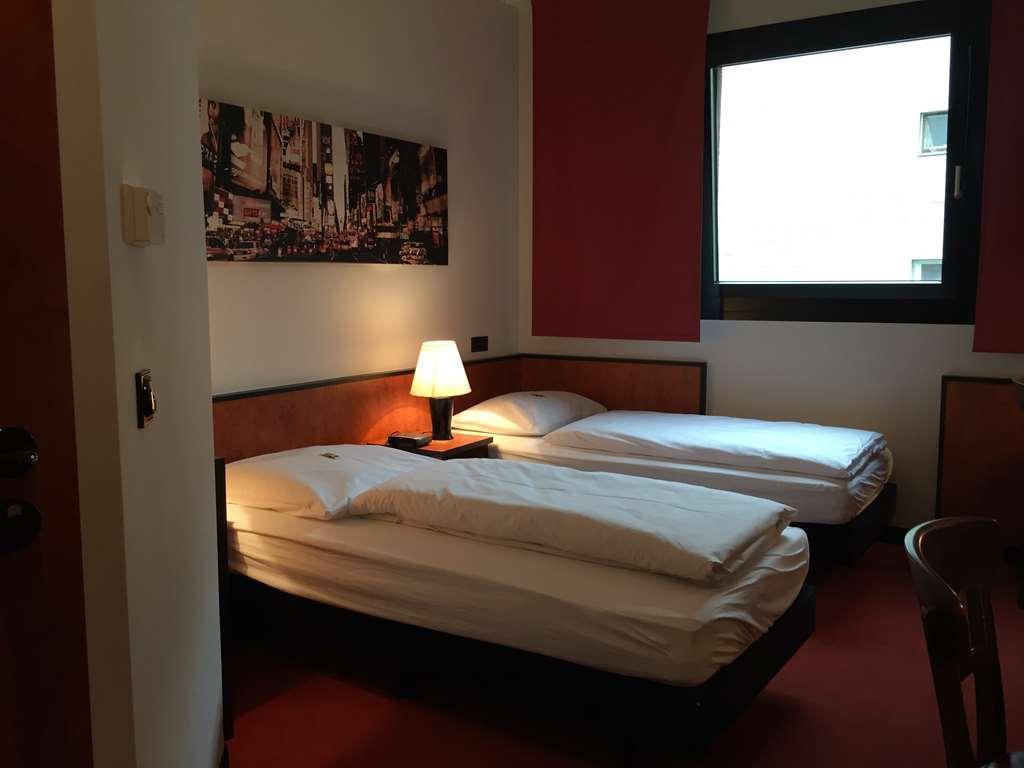 Ara Hotel Comfort Инголщат Стая снимка