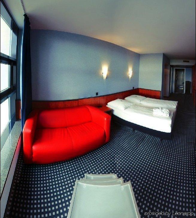 Ara Hotel Comfort Инголщат Стая снимка