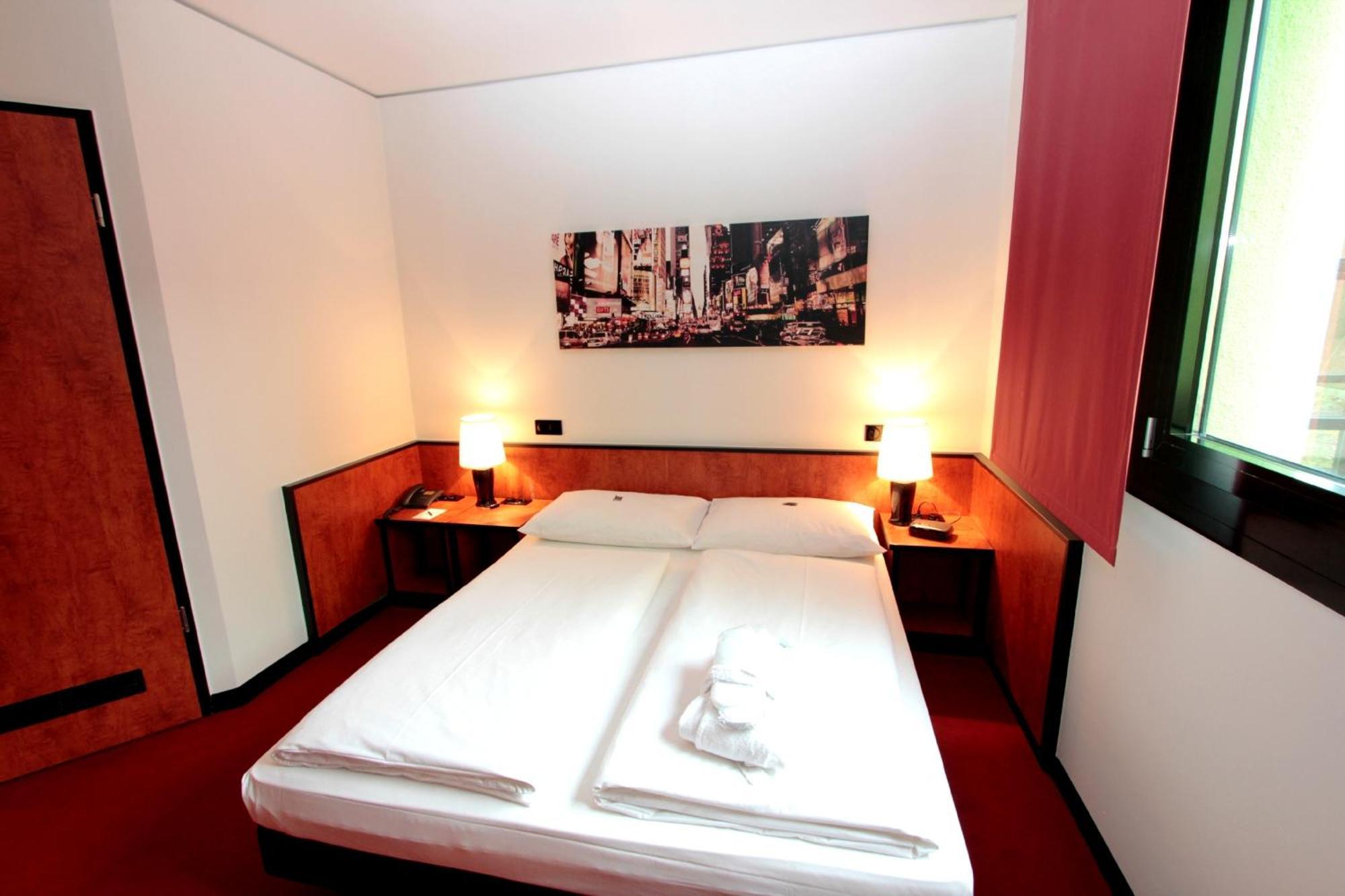 Ara Hotel Comfort Инголщат Екстериор снимка