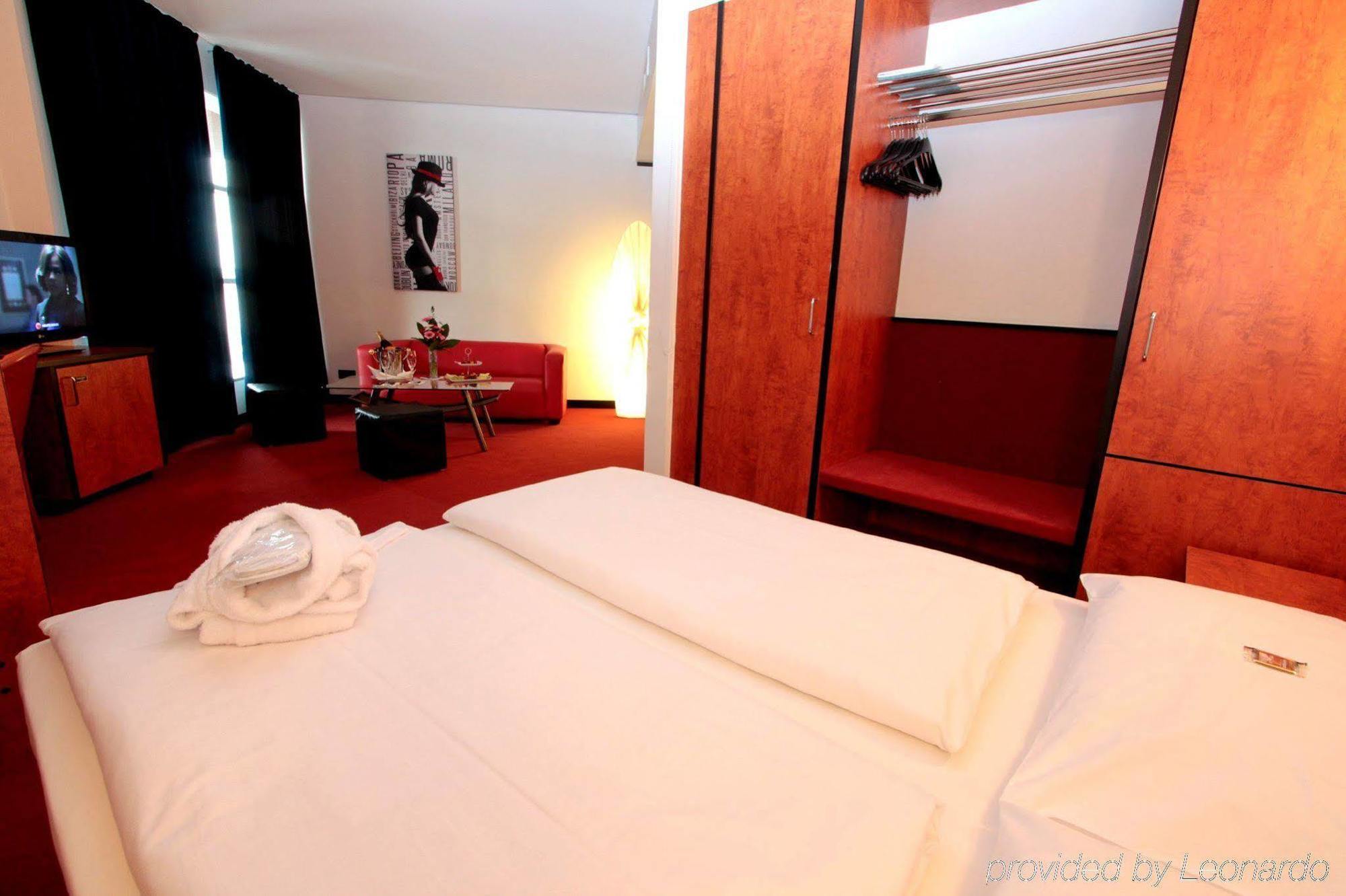Ara Hotel Comfort Инголщат Екстериор снимка